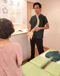 Explaining the body's condition and care plan using a spine model