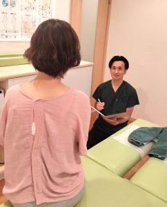 Discussing symptoms, health history and daily-life context during the initial consultation